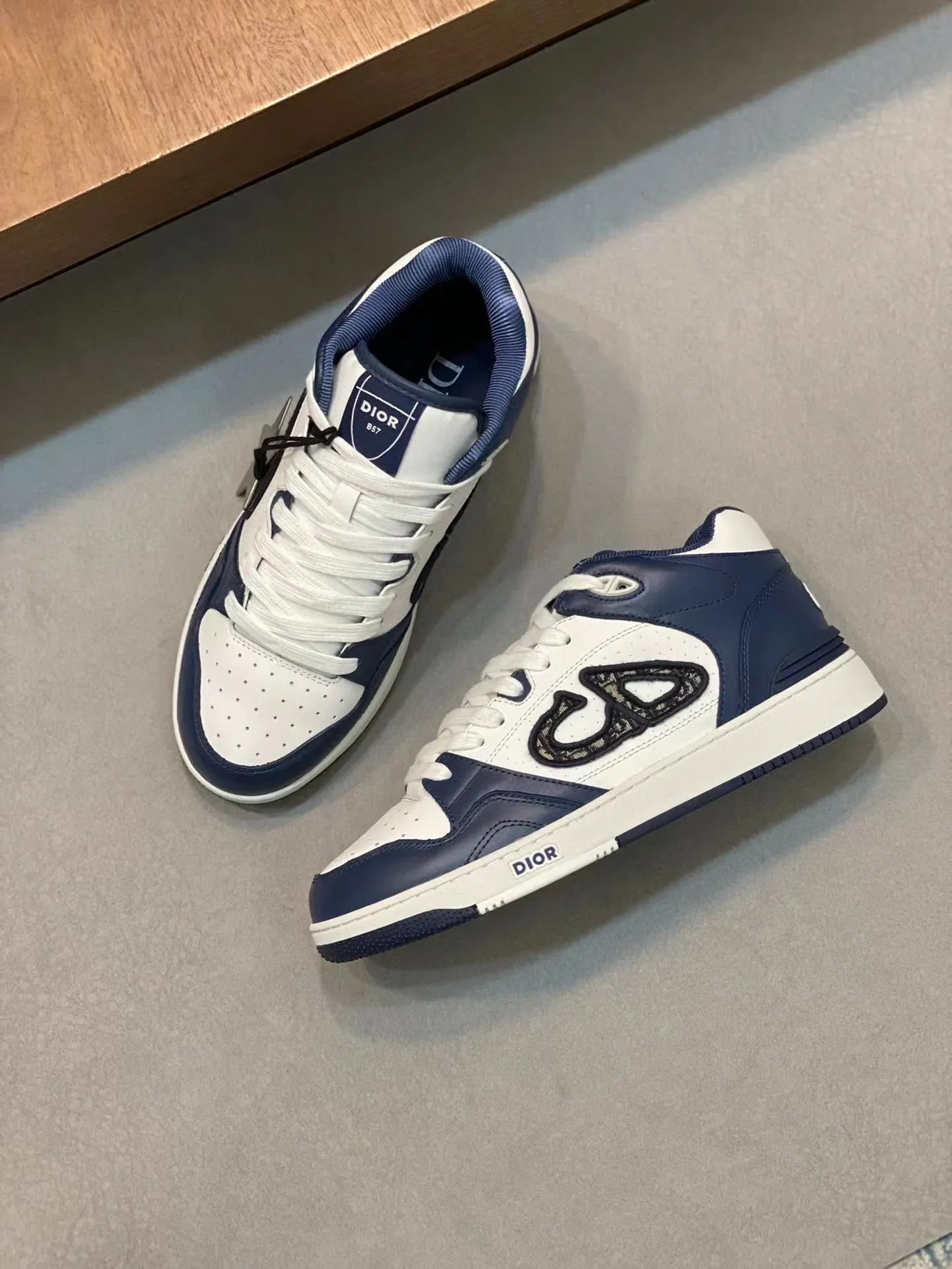 Ex-factory price: 440💰DIOB57 mid-top sneakers are shipped. This B57 mid-top sneaker is a new product in the 2024 spring men's wear series. It reinterprets the basketball shoe design and has become a classic item of Dior. Mid-top lace-up style crafted from color-blocked cow leather with contrasting suede and a CD logo displayed on the side. The tongue is decorated with the Dior B57 logo, and various distinctive details enhance the style. The CD logo eyelet details, upper stitching and rubber panels highlight the dynamic charm of its sports style. With two-color rubber sole, mesh fabric lining and cotton lining for foot padding, the upper foot is comfortable and breathable. Can be paired with a variety of clothing to create a sophisticated look. Code 38-44, (45 can be customized)